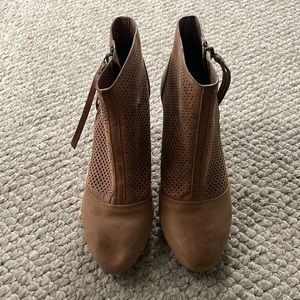 New boot’s with a zipper side size 6 worn once